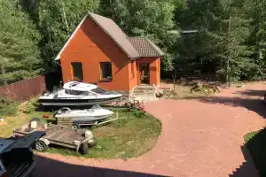 Уютный домик для рыбалки и отдыха на берегу реки Волга