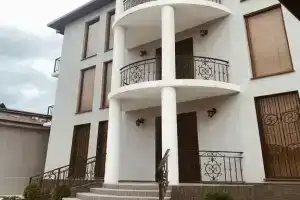 Гостиница «Сандра», Сухум