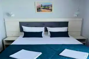 Отель «Скала», Утес