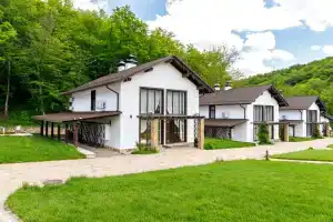 База отдыха «Орлиное гнездо», Безымянное