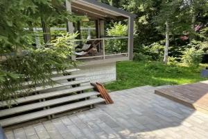 Уютный домик в ёлках