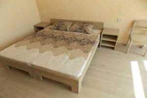 Гостиница на пляже, Мирный