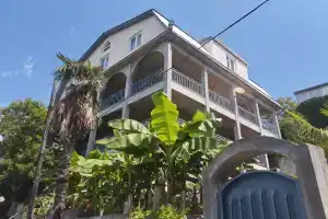 Гостевой дом у Артема и Сусанны, Лоо