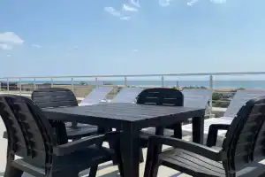 Гостиница «Зебра», Мирный