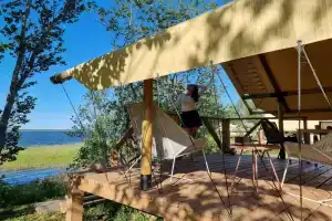 Сафари-тент на берегу озера