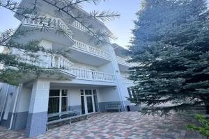 Гостиница «Форт Бояр», Изобильное