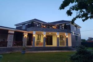 Вилла Swan Lake House в Дмитровском районе