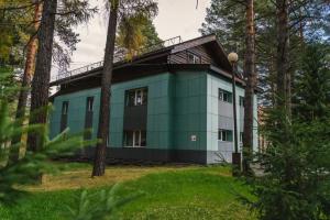 Гостиница «Ёлочка», Патроны
