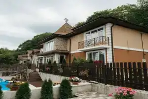 Гостиница «Тихое Счастье», Каменномостский