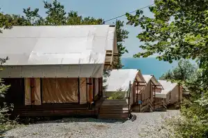 Глэмпинг «Море на ладони», Инал