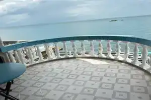 Эллинг «У моря», Утес