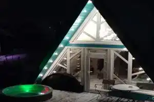 Дом в живописном месте рядом с рекой и лесом