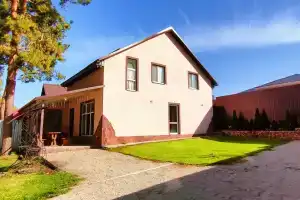 Коттеджи на берегу озера в парке