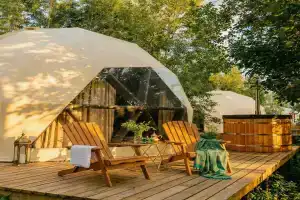 Глэмпинг «Вазуза Лав», Выродово