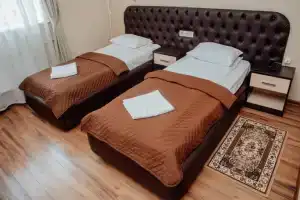 Двухместный номер с 2 отдельными кроватями эконом окнами во двор с завтраками Шведский стол