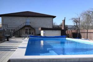 Гостиница «Ламар», Мостовской