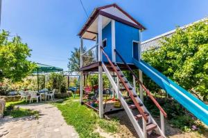 Гостиница «Бриз», Миндальное