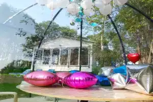 Дом с купольной беседкой на природе