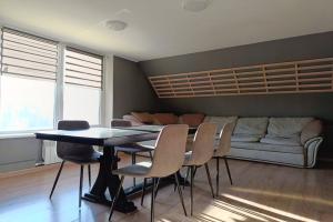 Домик у пруда