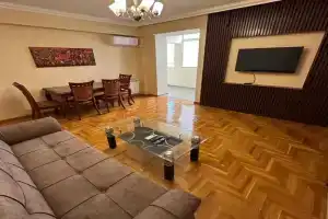 Квартира с евроремонтом  в центре рядом с метро Низами