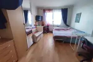 Комната в высотке с кухонным уголком и панорамным видом