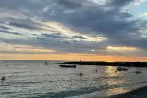 Уютные апартаменты на берегу моря, Лоо
