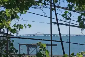 Элинг с видом на Крымский мост, Керчь