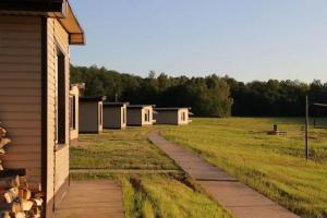 Глэмпинг у peки Bолoста в Марфино