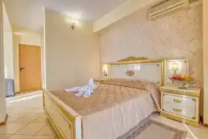 Гостиница «Интер», Утес