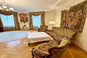 Эффектные апартаменты-музей в легендарном доме «Под часами»