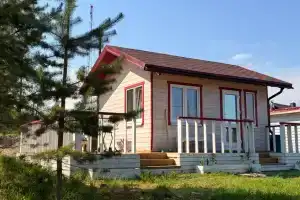 Маленький домик со всеми удобствами, Мандера
