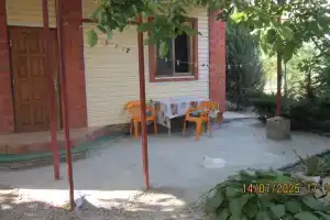 Домик утопающий в зелени у моря