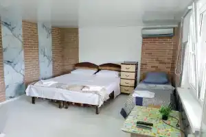 Трёхместный светлый номер, Благовещенская