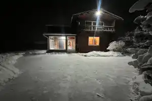 Уютный двухэтажный коттедж с тремя изолированными спальнями, Хабарское