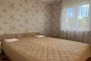 Небольшой домик рядом с морем, Сухум