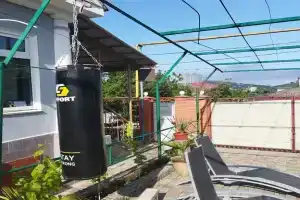 Часть дома с зелёной зоной отдыха во дворе и летней кухней, Алушта