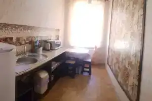 В центре кабардинки двухкомнатный номер с кухней, 2 сан. Узла, Кабардинка