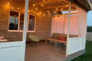 Уютный домик на берегу реки