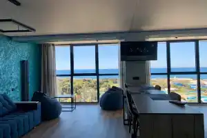 Элитная квартира с панорамным окнами витражами с видом на море