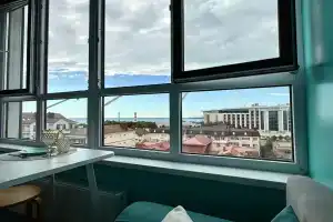 Светлые апартаменты с панорамным ВИДОМ НА МОРЕ, горы и маяк, Геленджик