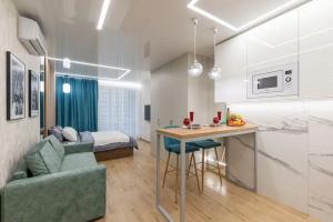 Зеркальная дизайн-студия с джакузи для двоих