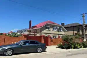 Двухэтажный дом с бассейном, Благовещенская