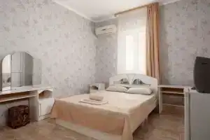 Трёхместный номер стандарт, Вардане