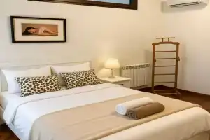 Spacious 2BR Apartment - Balcony & Prime Location, Тбилиси