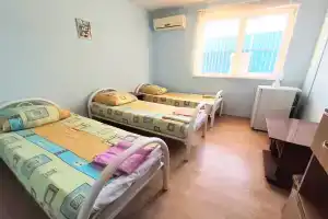 Комната у моря, Новомихайловский