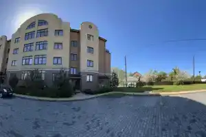 Дом между морем и озером, Янтарный