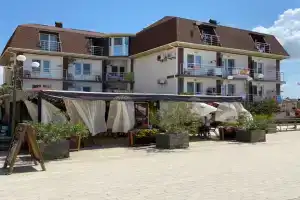 Отель «Жемчужина», Прибрежное