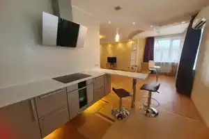 Уютная и светлая студия в центре с джакузи и парковочным местом.