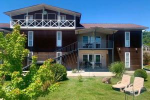 Pine Beach Hotel, Лидзава