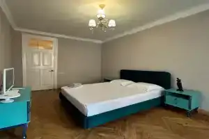 Квартира в сталинке в центре города с закрытой парковкой